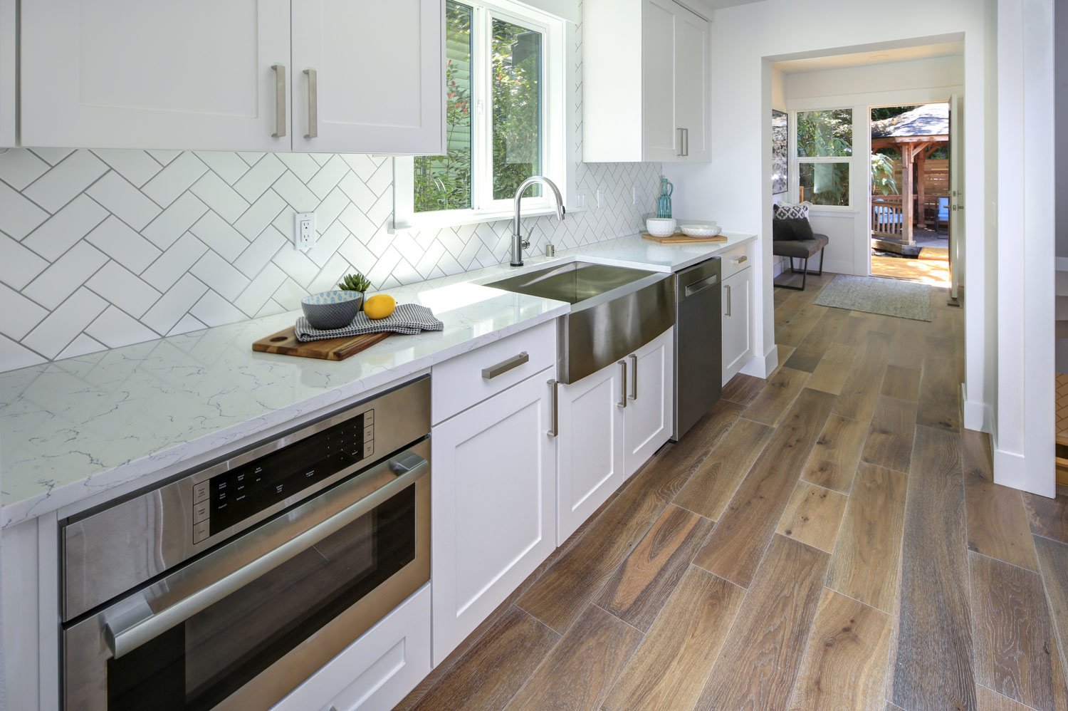 Beveled White Tiles Kitchen Backsplash Designs beveled-white-tiles-kitchen-backsplash-designs