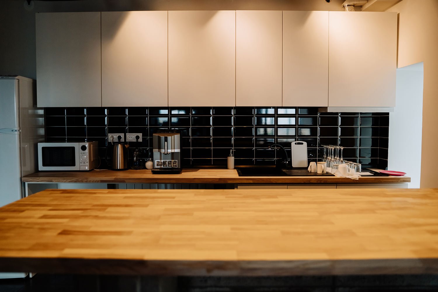 Glossy Black Tiles Kitchen Backsplash glossy-black-tiles-kitchen-backsplash